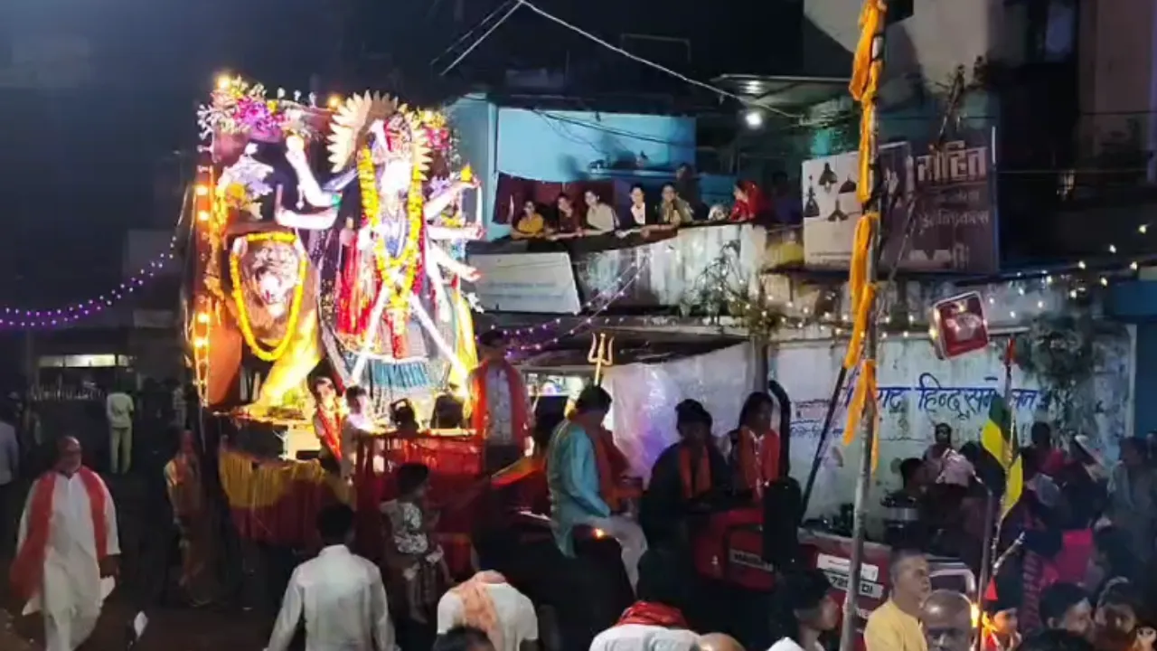 मां दुर्गा के भव्य चल समारोह में उमड़ा श्रद्धालुओं का सैलाब