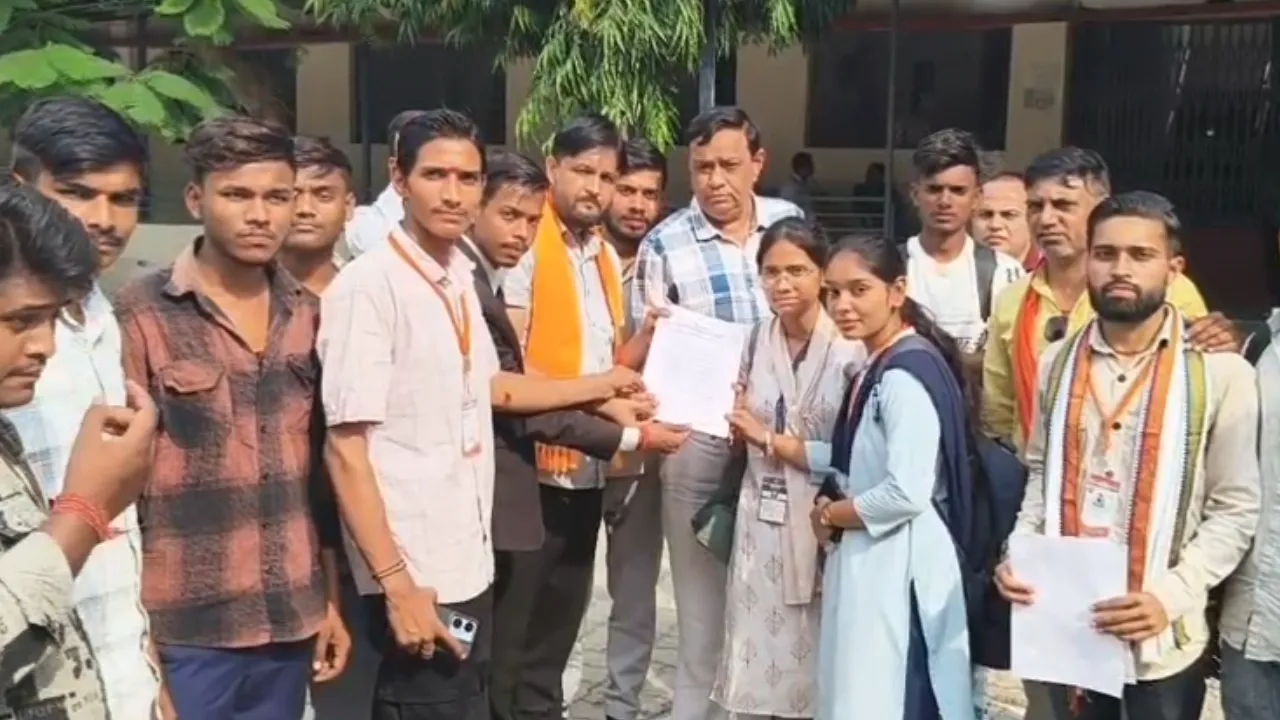 विश्वविद्यालय में भारतीय विद्यार्थी सेना का हल्लाबोल: मांगे पूरी न होने पर कुलपति, कुलसचिव को चेम्बर से बाहर निकालने की चेतावनी