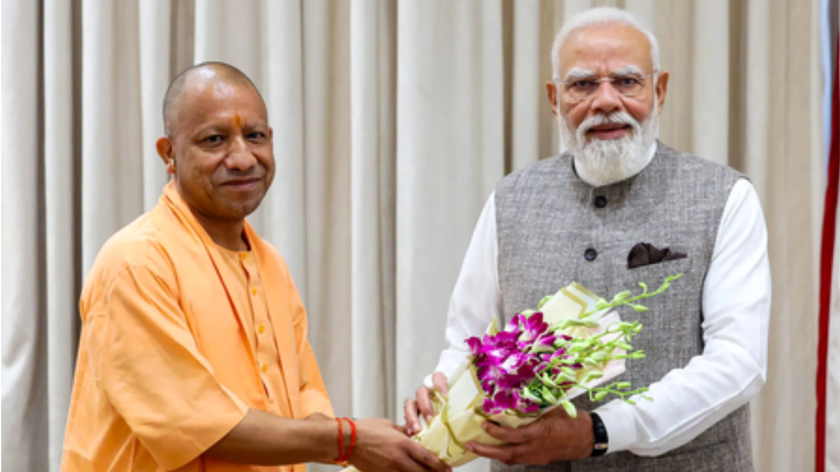 सीएम योगी ने पीएम मोदी को शासन में 25 साल पूरे करने पर दी बधाई