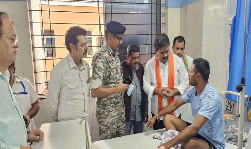 दो दिवसीय बस्तर प्रवास पर हैं उपमुख्यमंत्री विजय शर्मा ने मेडिकल कॉलेज में घायलों से ली मुलाकात , आईईडी ब्लास्ट पीड़ित को पट्टा दिलाने का आश्वासन