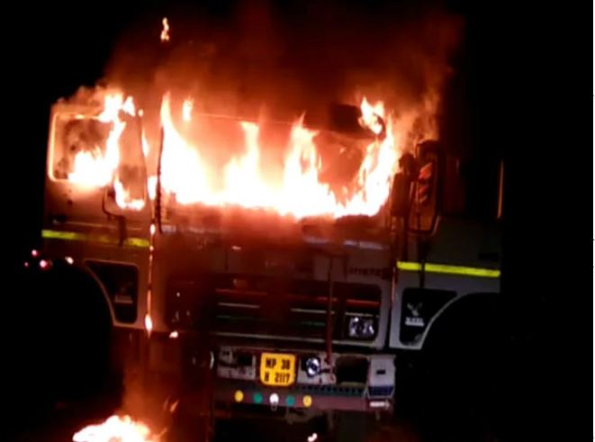 सीहोर: वेयरहाउस में खड़े ट्रक में लगी भीषण आग, दमकल की फुर्ती से बचा बड़ा हादसा