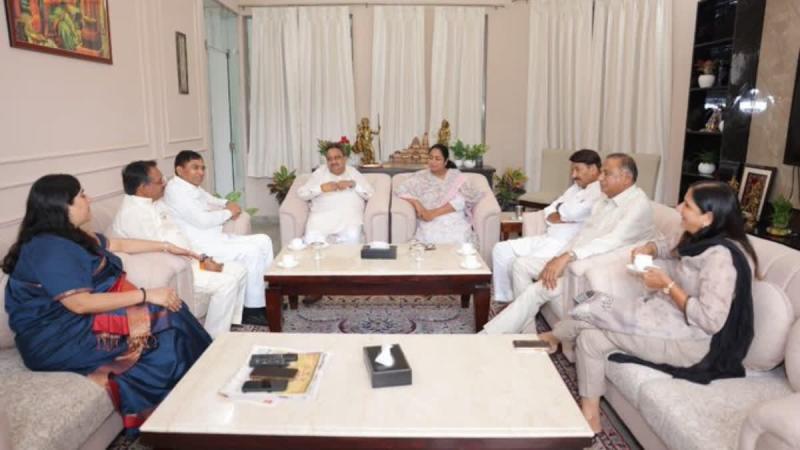 CM रेखा गुप्ता को मिली CRPF की Z श्रेणी सुरक्षा, दिल्ली के सभी सांसदों ने मिलकर जाना हालचाल CM रेखा गुप्ता को मिली CRPF की Z श्रेणी सुरक्षा, दिल्ली के सभी सांसदों ने मिलकर जाना हालचाल