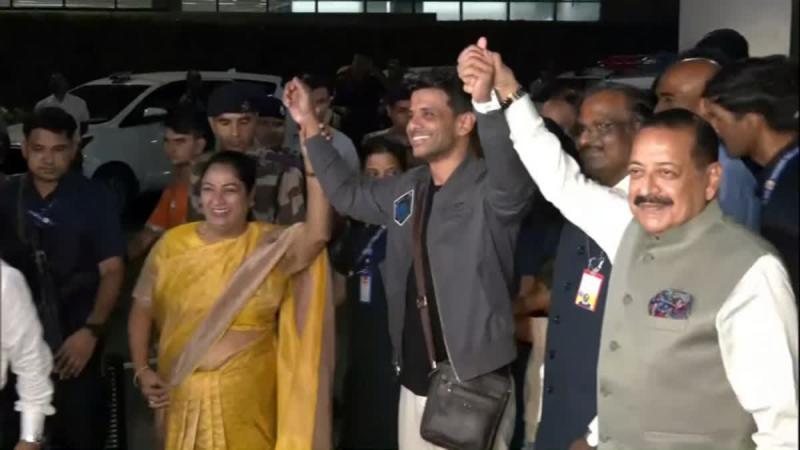 भारत लौटे शुभांशु शुक्ला का दिल्ली एयरपोर्ट पर हुआ ढोल-नगाड़े से स्वागत, आज PM मोदी से होगी मुलाकात भारत लौटे शुभांशु शुक्ला का दिल्ली एयरपोर्ट पर हुआ ढोल-नगाड़े से स्वागत, आज PM मोदी से होगी मुलाकात